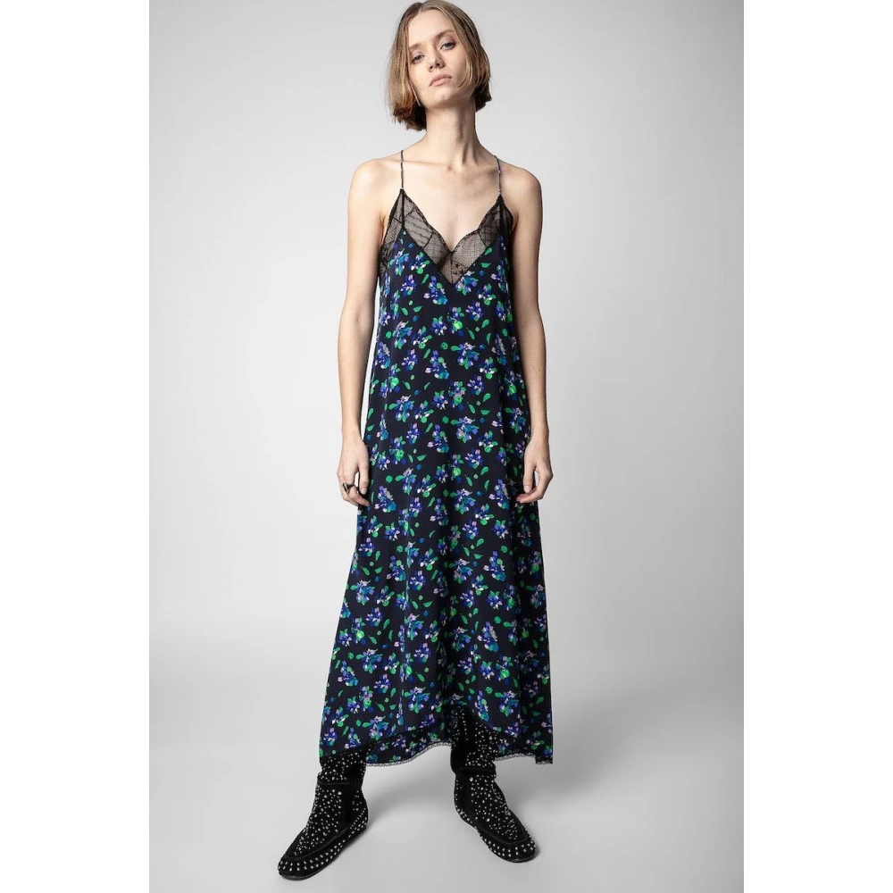 Robe en soie noire avec motifs floraux et détails en dentelle