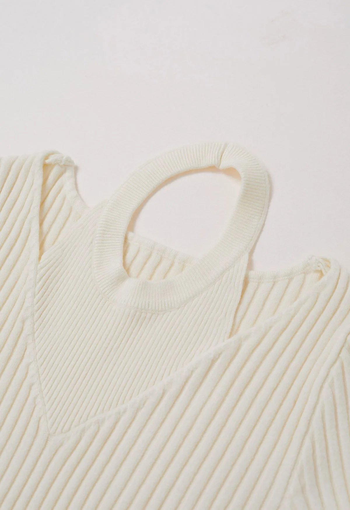 Robe mi-longue en maille côtelée à encolure découpée en crème