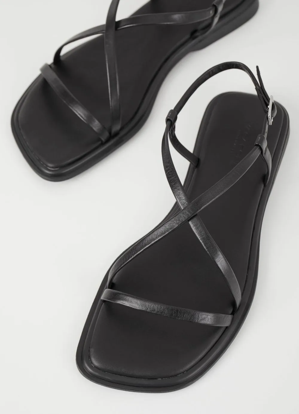 Sandales plate en cuir certifié | noir "izzy black" femme - Vagabond