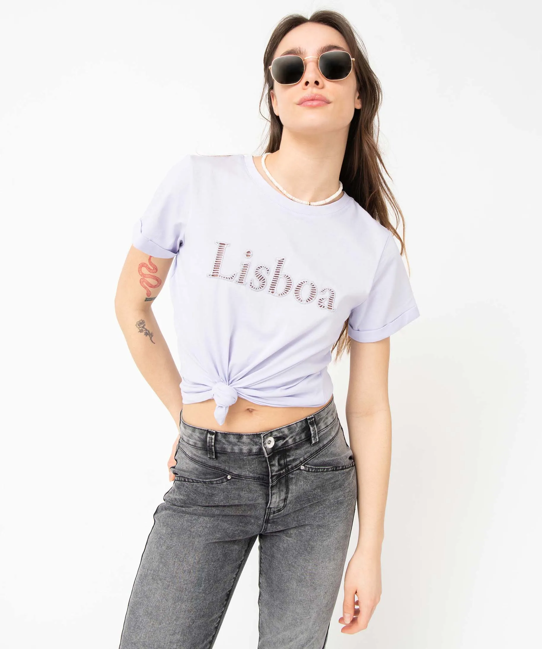 Tee-shirt femme à manches courtes à revers et inscription ajourée violet